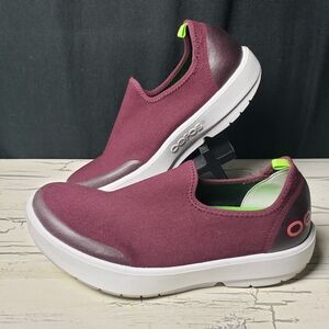 OOFOS OOmg eeZeeLow Sneakers in Burgundy - Women's size 9.5
